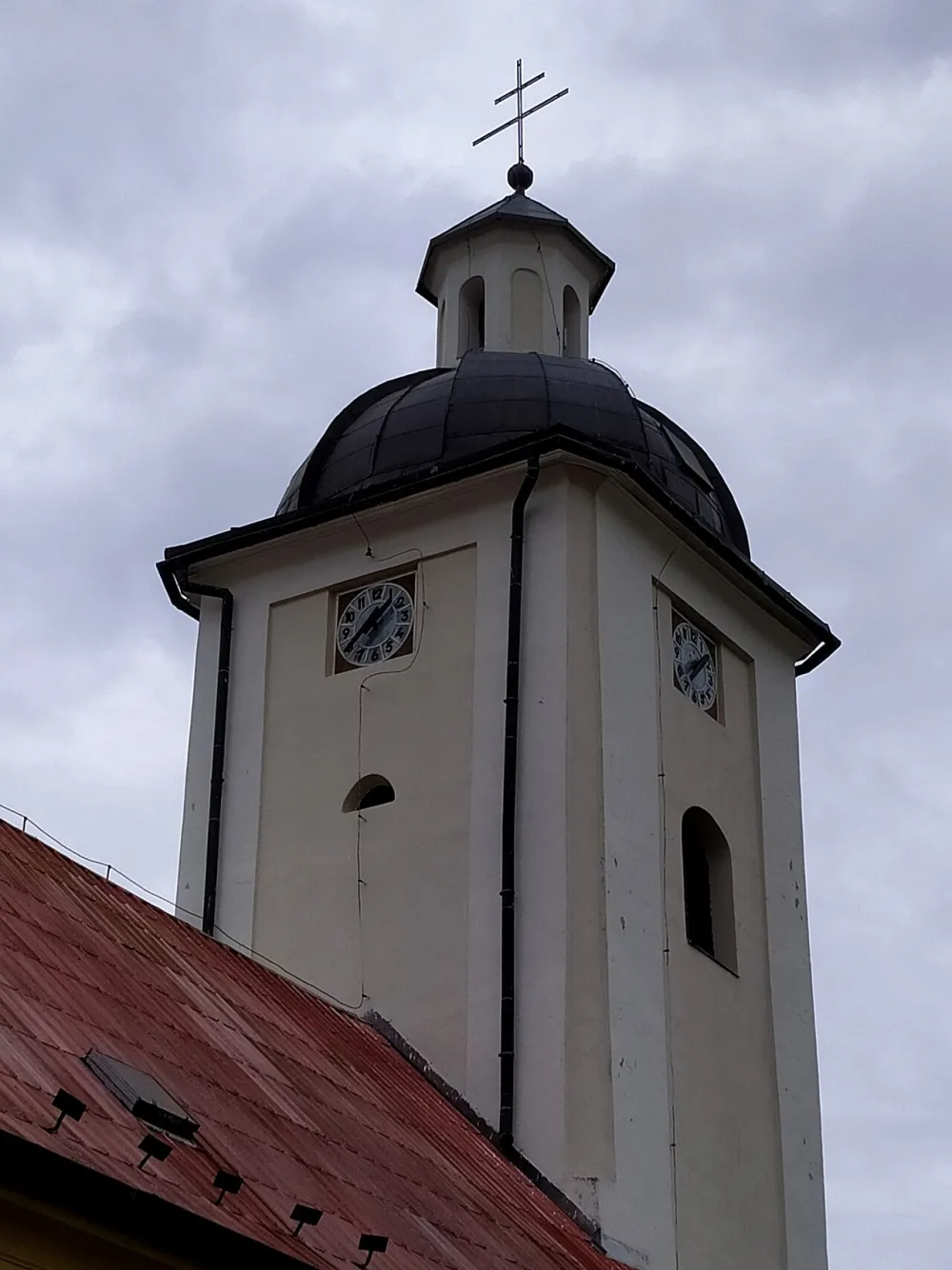 Farský kostol sv. Petra a Pavla, Ostratice — exterior
