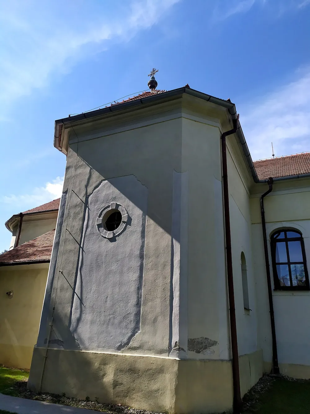 Kostol všetkých svätých, Brodzany — exterior