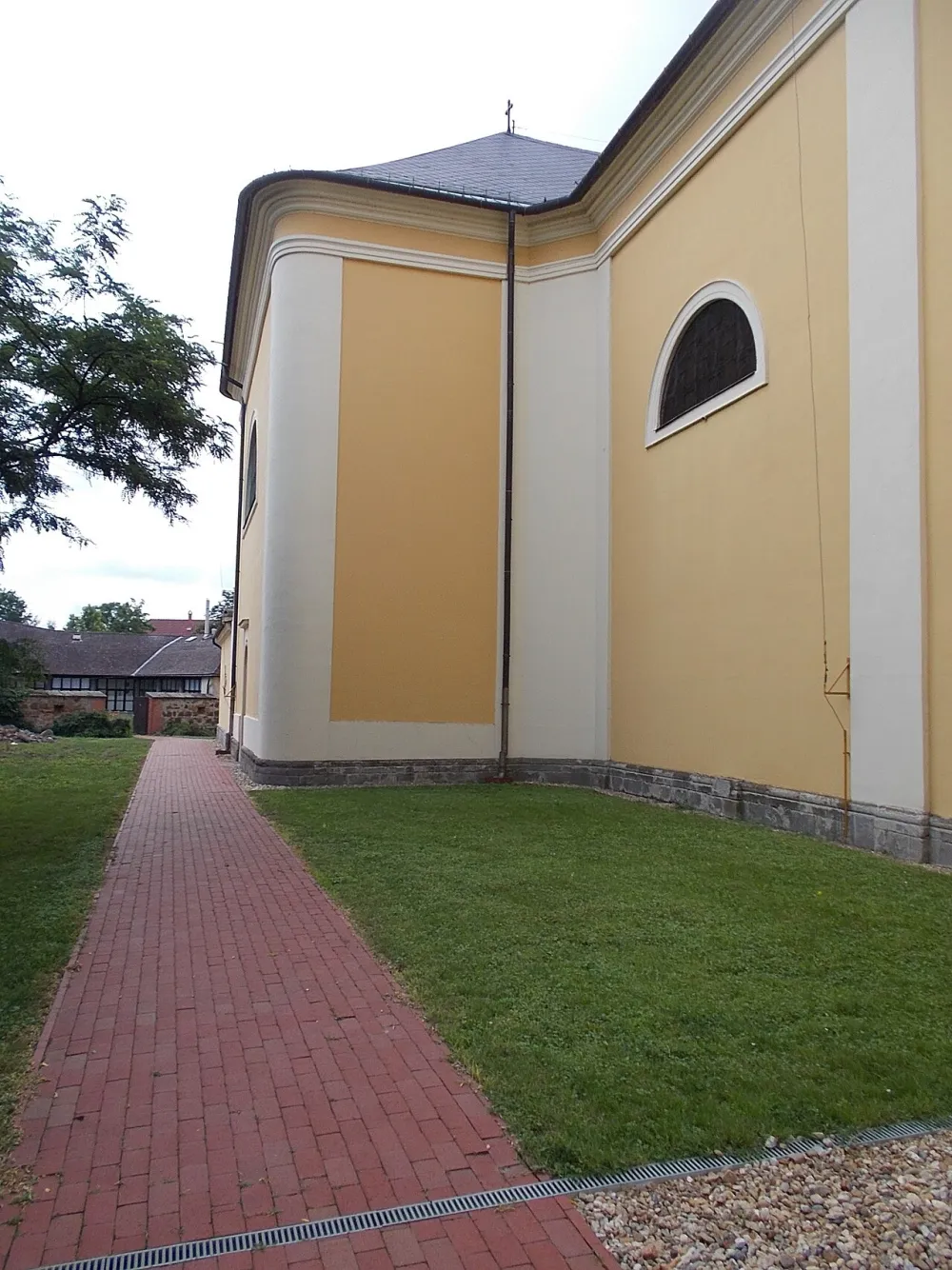Kisboldogasszony templom, Jászapáti — exterior
