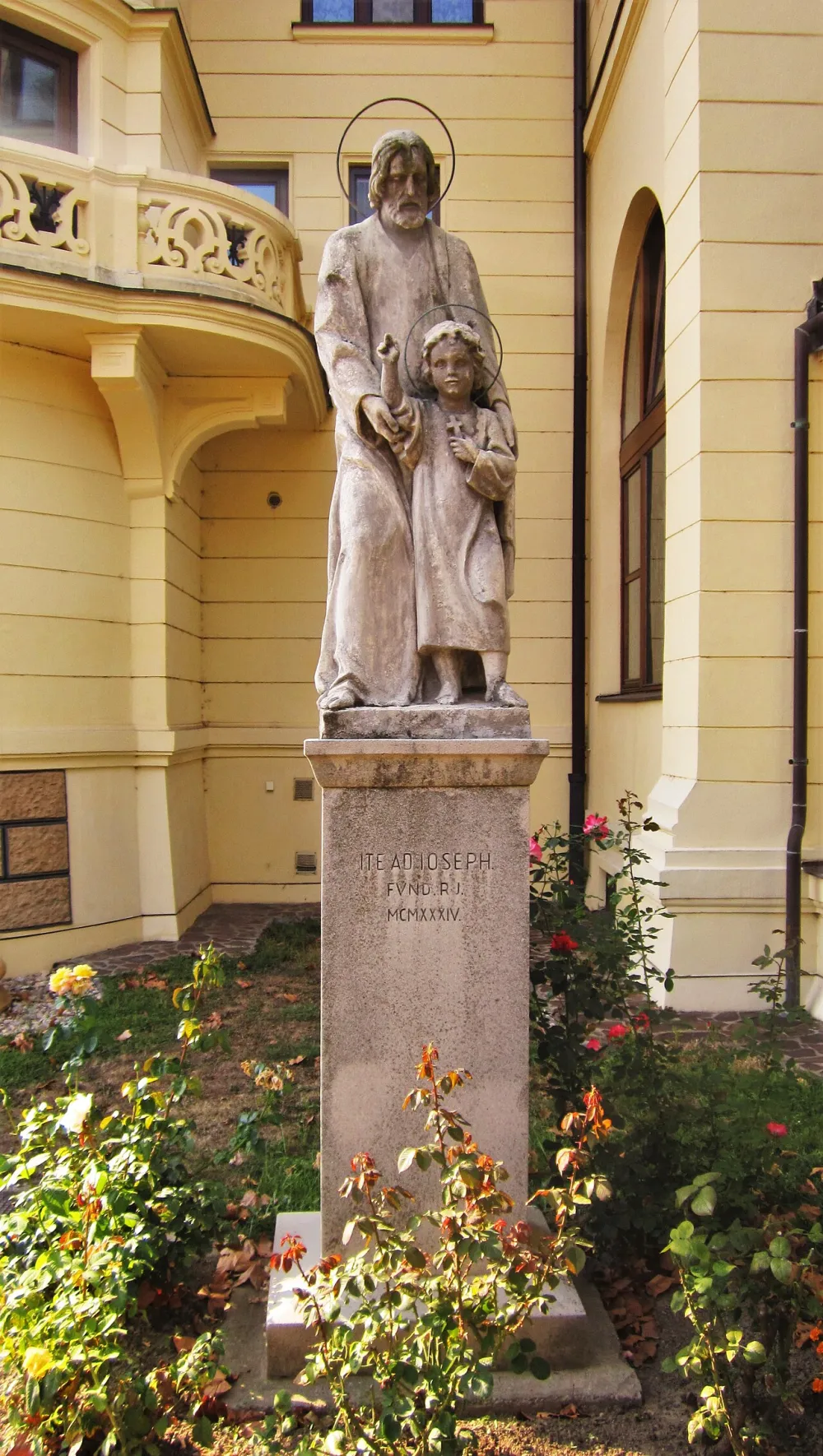 Kaplnka Najsvätejšieho Srdca Ježišovho (Prievoz, kaštieľ), Bratislava — exterior
