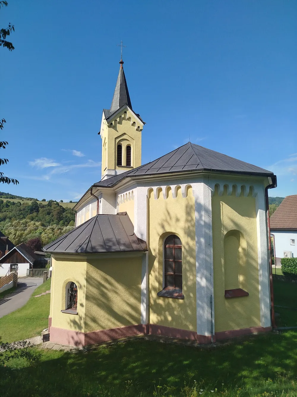 Farský kostol sv. Cyrila a Metoda, Dohňany — exterior