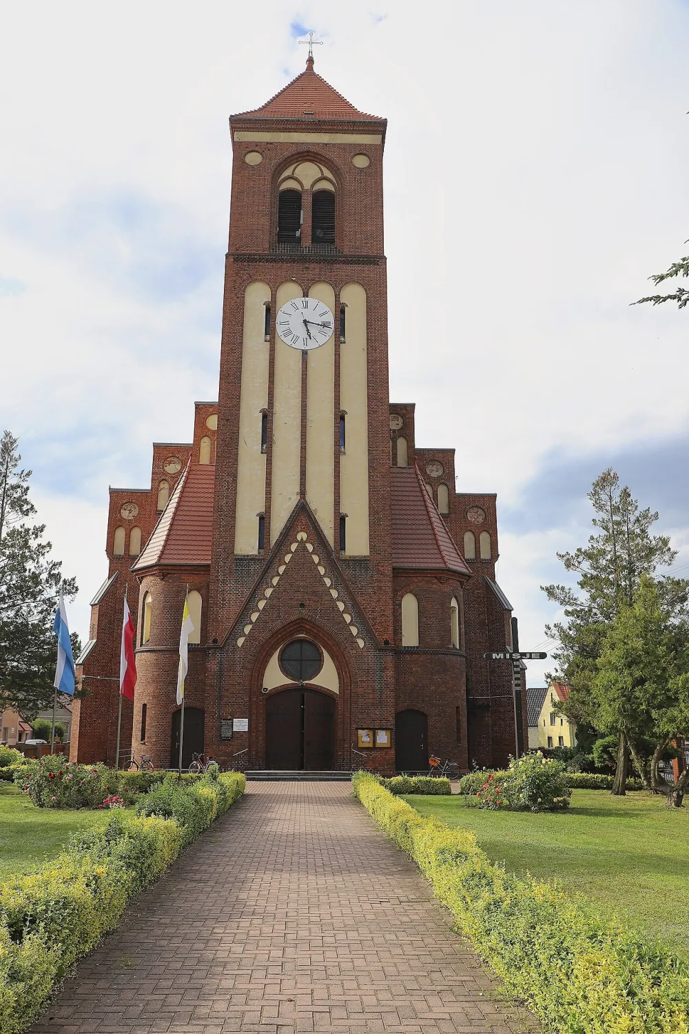 Św. Apostołów Piotra i Pawła, Mąkoszyce, Mąkoszyce — exterior