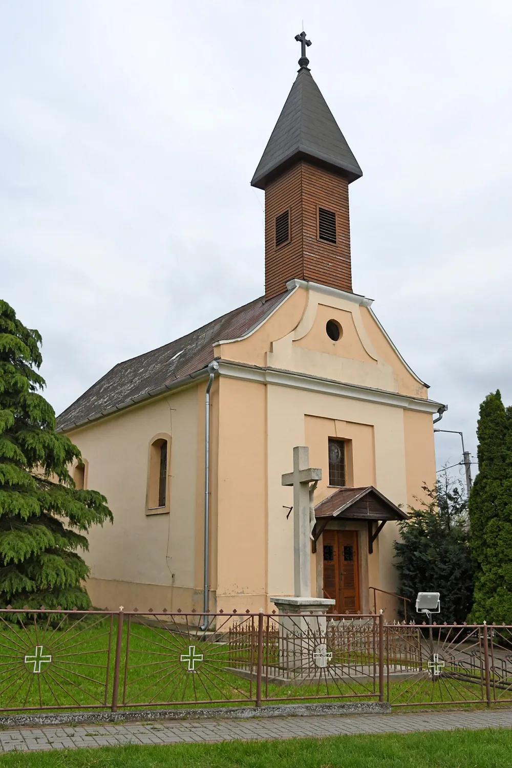 Szent István király templom, Váchartyán — exterior