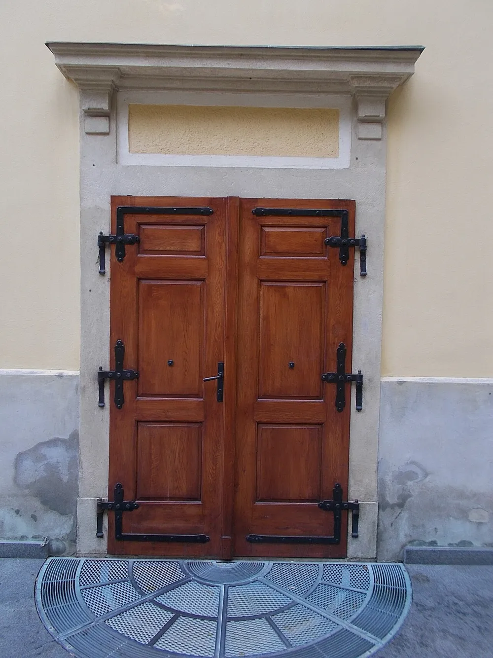 Szűz Mária bemutatása-templom, Törökbálint — exterior