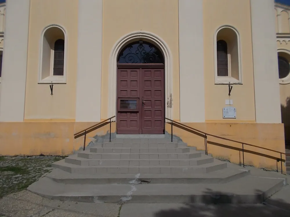 Jézus szíve templom, Paks — exterior