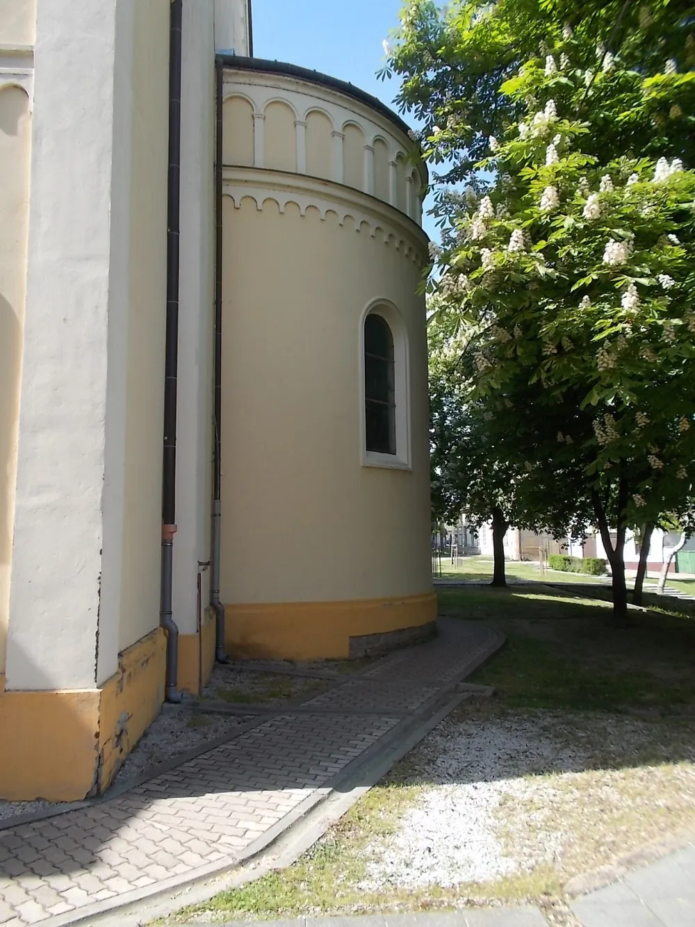 Jézus szíve templom, Paks — exterior