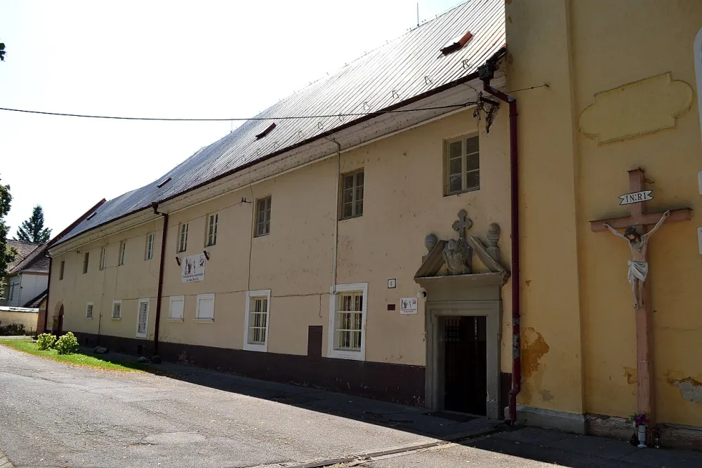Kostol sv. Jozefa Pestúna (františkáni), Beckov — exterior