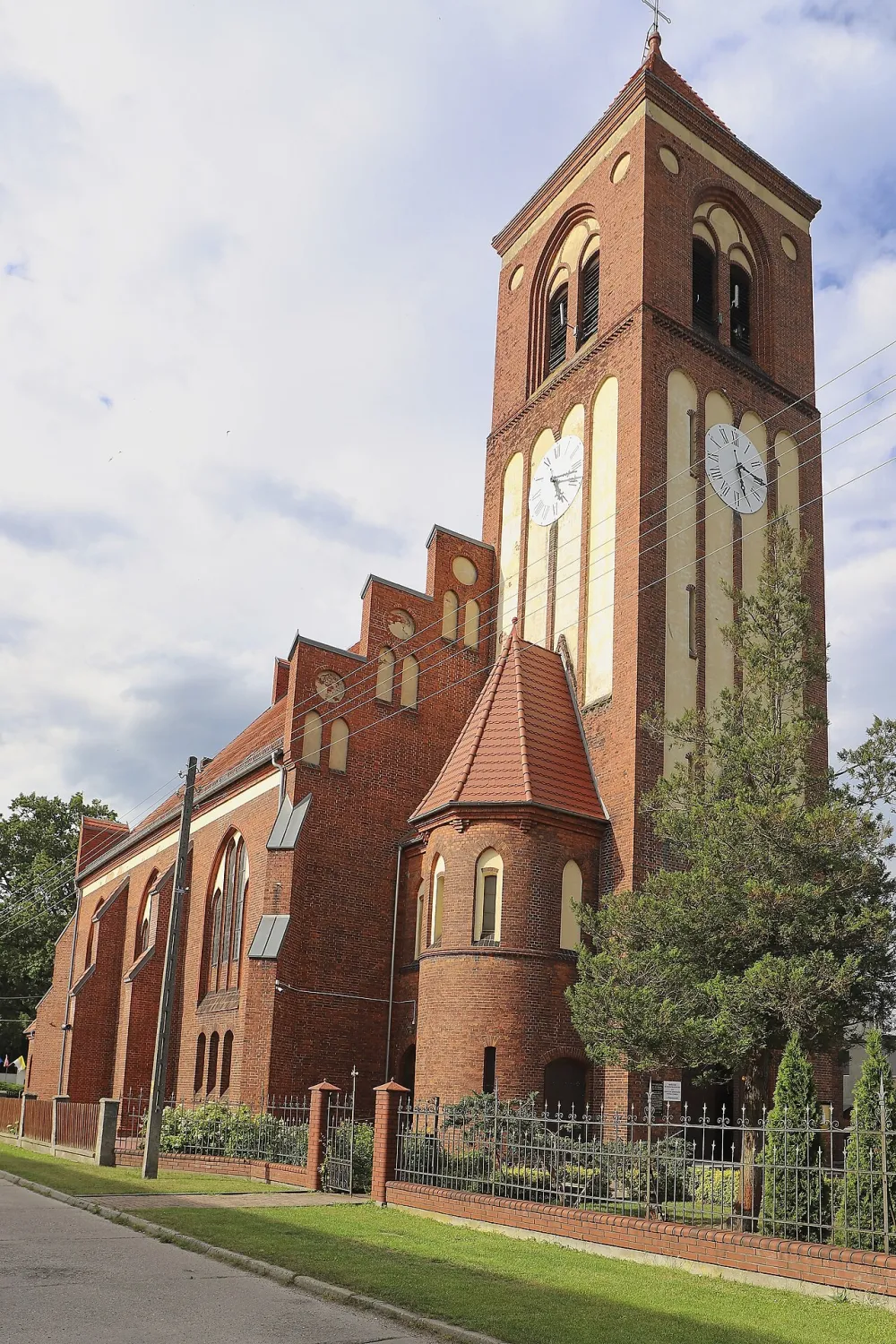 Św. Apostołów Piotra i Pawła, Mąkoszyce, Mąkoszyce — exterior