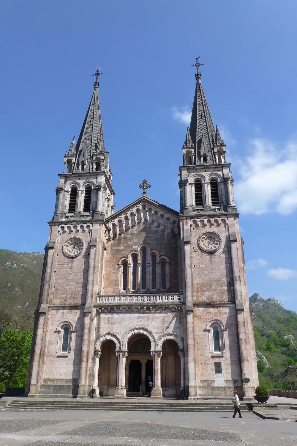 Santuario de Covadonga (Basílica), Covadonga — exterior