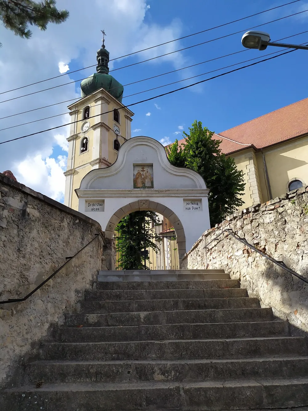Farský kostol sv. Ladislava, Čachtice — exterior