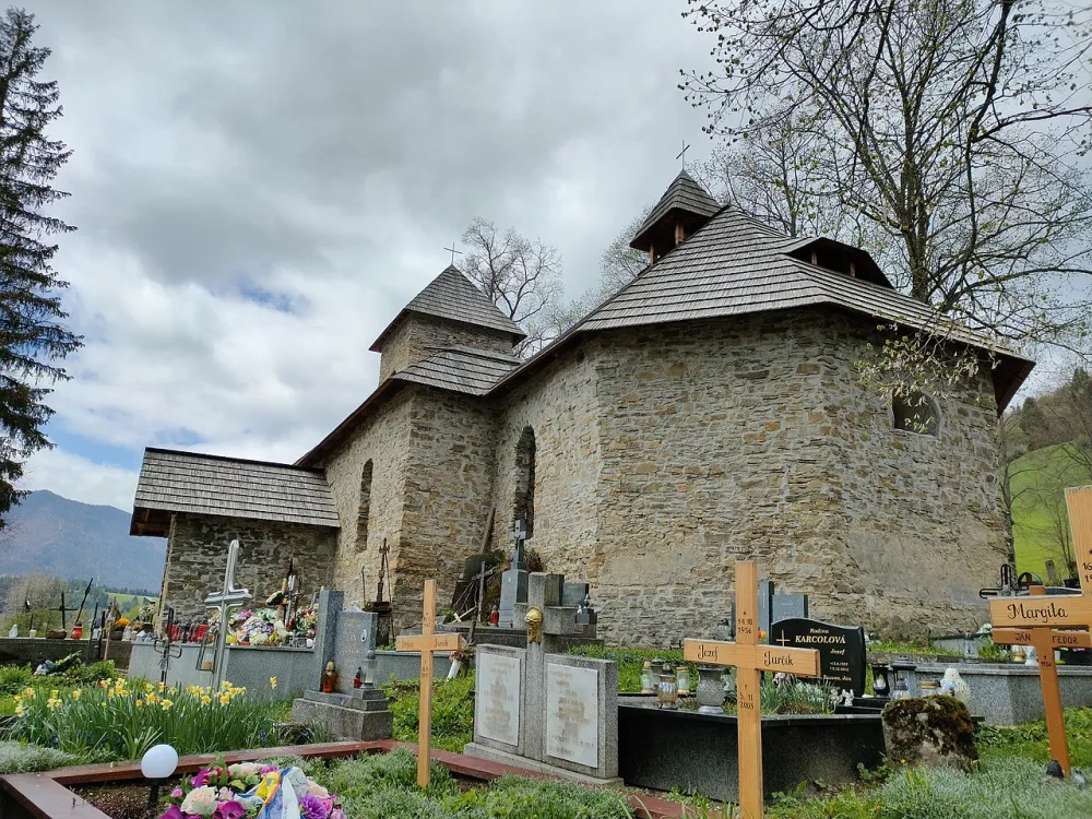 Farský kostol nanebovzatia Panny Márie, Zázrivá — exterior