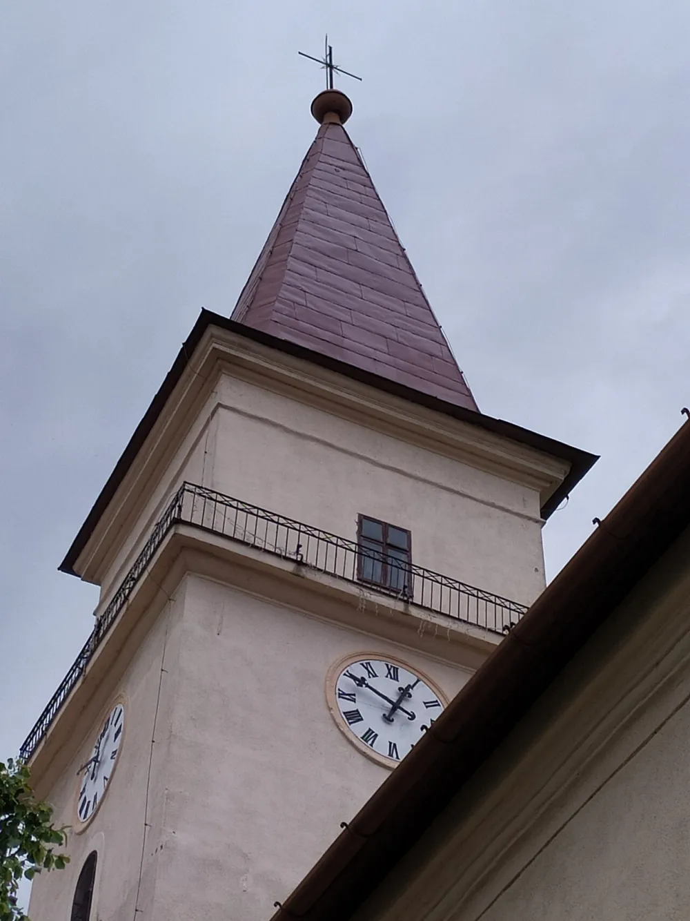 Farský kostol sv. Serváca, Vrbov — exterior