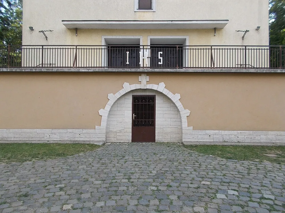 Szentháromság-templom, Budapest — exterior