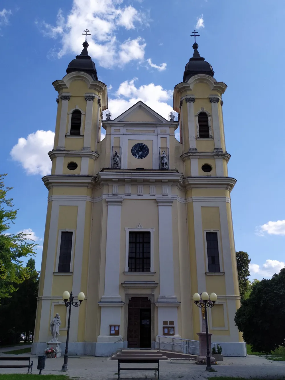 Farský kostol sv. Štefana Uhorského, Galanta — exterior