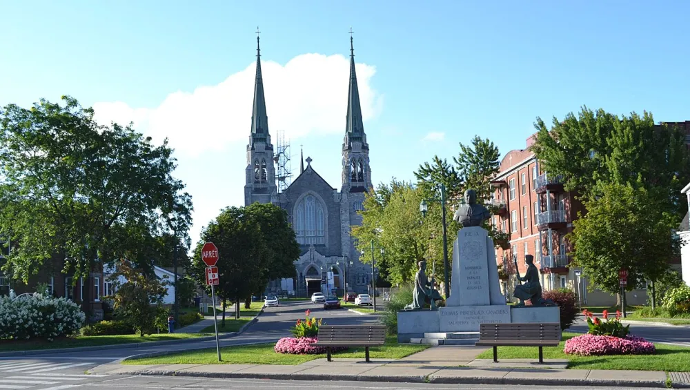 Basilique-Cathédrale Sainte-Cécile, Salaberry-de-Valleyfield — exterior