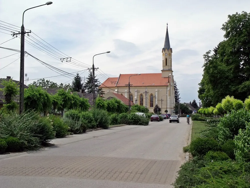 Szentháromság-templom, Fadd — exterior