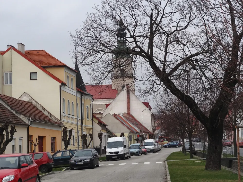 Farský kostol sv. Štefana Uhorského, Modra — exterior