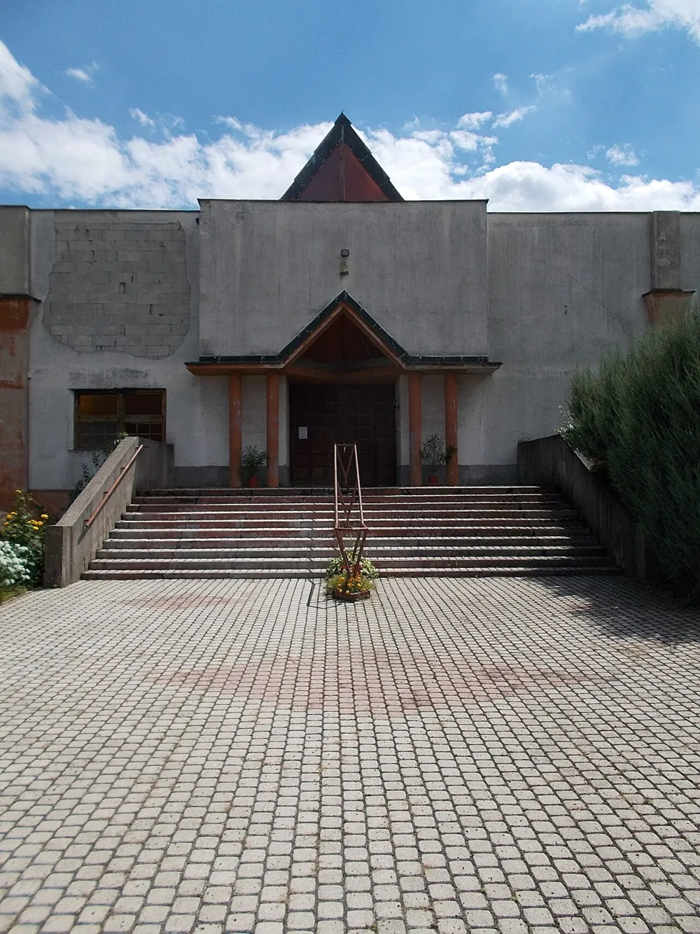 Szent Erzsébet-templom, Tatabánya — exterior