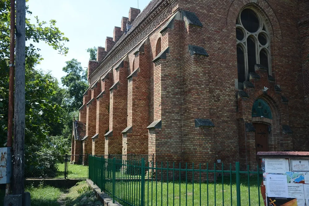 Szent Ilona templom, Nádasdladány — exterior
