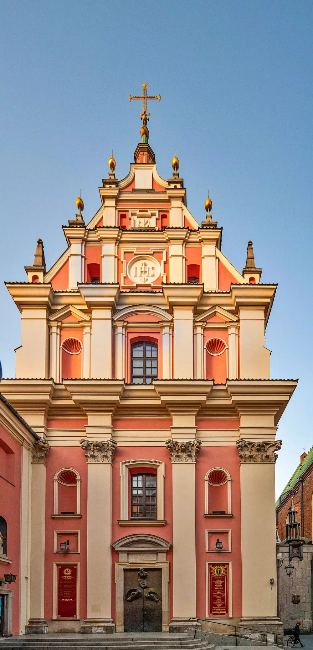 Matki Bożej Łaskawej Patronki Warszawy, Warszawa, Warszawa — exterior